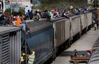Cientos de migrantes centroamericanos utilizan el ferrocarril como medio para cruzar por México en su intento de llegar a Estados Unidos