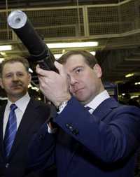 Dimitri Medvedev, candidato a la presidencia de Rusia, examina un fusil Kalashnikov, el martes pasado, durante una visita a la fábrica de armas Izhmash, en Izhevsk, mil kilómetros al este de Moscú