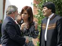 Luiz Inacio Lula da Silva, Cristina Fernández y Evo Morales, al término de una reunión este sábado en la residencia oficial de Olivos, ubicada en las afueras de Buenos Aires