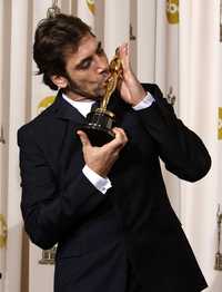 Javier Bardem se convirtió ayer en el primer actor español en recibir una estatuilla. Jennifer Hudson fue la encargada de entregarle el reconocimiento