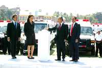 El presidente Felipe Calderón, durante la entrega de ambulancias a la Cruz Roja y el ISSSTE, en el Hipódromo de las Américas
