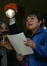 La poeta Elsa Cross, la noche del lunes, durante la lectura de su texto tras recibir el premio Villaurrutia