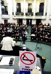 Formalizan Senado y ALDF prohibiciones a fumadores