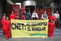 Activistas de Greenpeace ante las instalaciones del CNET