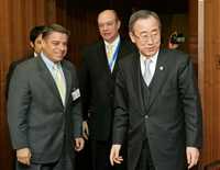 El canciller Pérez Roque y el secretario general de la ONU, Ban Ki Moon, poco antes de la firma