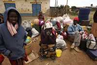 Residentes de la tribu kikuyu huyen víctimas de los ataques en Molo, Kenia, donde la violencia poselectoral ha dejado miles de desplazados