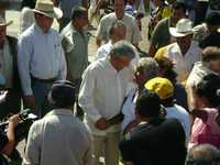 Andrés Manuel López Obrador recibió muestras de apoyo de decenas de personas durante su gira por Nayarit