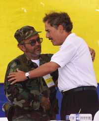 El jefe rebelde saluda al presidente Andrés Pastrana, el 7 de enero de 1998 en San Vicente del Caguán, en la inauguración de los diálogos de paz