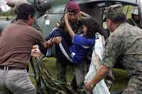 Una guerrillera de las FARC herida por el ejército colombiano en la ofensiva del sábado, llega en un helicóptero de las fuerzas armadas ecuatorianas a la base militar en Lago Agrio, donde recibió atención médica; más tarde fue trasladada a Quito