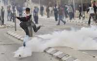 Un adolescente palestino patea un bote de gas lacrimógeno lanzado por tropas israelíes, ayer durante una protesta contra el operativo militar de Tel Aviv en la franja de Gaza