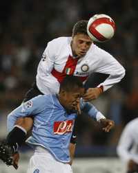 Hernán Crespo, del Inter de Milán, no pudo rescatar lo invicto de su equipo, mientras la defensa del Nápoles, como el zaguero Fabiano Santacroce, tuvo buen desempeño