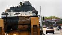 Tanques del ejército venezolano llegan a Zulia, en la frontera con Colombia, en cumplimiento de la orden del presidente Hugo Chávez