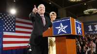 John McCain, el aspirante republicano, fue captado ayer en Dallas con su esposa, Cindy; él rebasó ya el número de delegados requerido por el Partido Republicano para la postulación a la presidencia estadunidense