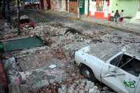 Accidentes viales, varios percances como el desplome de una barda en el popular barrio de La Huaca y daños en automóviles estacionados provocó el frente frío 33, que azotó el puerto de Veracruz, con rachas de vientos superiores a 100 kilómetros por hora