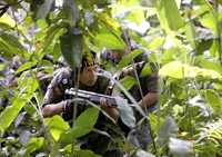 Soldados ecuatorianos vigilan en Nueva Loja, capital de la norteña provincia de Sucumbíos, en la selva amazónica limítrofe con Colombia