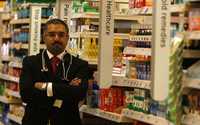 La tienda de autoservicio Sainsbury, en  Manchester, es la primera en Inglaterra en manejar un esquema de citas para consultas médicas. Arriba, el doctor Mohammed Jiva, en el apartado médico del supermercado
