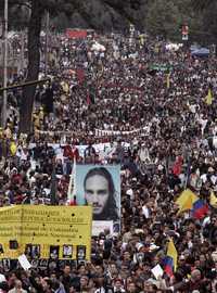 En repudio a las matanzas perpetradas por el paramilitarismo se manifestaron ayer miles de colombianos y ciudadanos de otros países como Francia, Canadá y Argentina; la imagen, en Bogotá