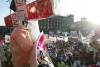 El sindicato de electricistas, junto con otras organizaciones sociales, realizó una marcha hacia el Zócalo para reivindicar sus demandas de aumento salarial y en defensa del sector energético del país