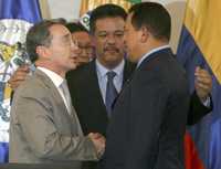 Álvaro Uribe, Leonel Fernández y Hugo Chávez, presidentes de Colombia, República Dominicana y Venezuela, al término de la reunión del Grupo de Río que se llevó a cabo en Santo Domingo