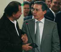 Los mandatarios de Nicaragua y Colombia, Daniel Ortega y Álvaro Uribe, al momento de pactar la reconciliación de sus gobiernos