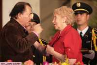 Stella Calloni, corresponsal de La Jornada en Argentina, al recibir la condecoración de manos de Daniel Ortega, presidente de Nicaragua, el sábado primero de marzo en un acto efectuado en Managua