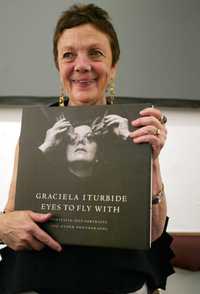 Graciela Iturbide durante la presentación del libro