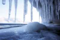 El hielo se derrite en la ciudad costera de Longyearbyen, en las islas Svalbard, en Noruega, donde la gente se pregunta si las altas temperaturas son un preocupante signo del calentamiento global