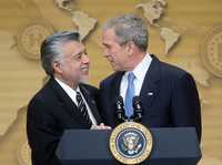 David C. Lizarraga, presidente de la Cámara de Comercio Hispana, cede la palabra al presidente George W. Bush, quien asistió a la reunión que esa agrupación se realizó en Washington