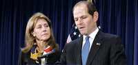 El gobernador anuncia en sus oficinas de la ciudad de Nueva York la renuncia al cargo. Lo acompaña su esposa Silda Spitzer
