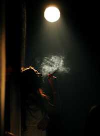 Una mujer fuma durante una cena de gala que cerró el décimo festival del puro en La Habana