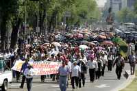 Maestros de Oaxaca marcharon sobre Reforma y realizaron un plantón frente a la Bolsa Mexicana de Valores. Exigen que se convoque a la renovación de dirigentes en la sección 22 del SNTE