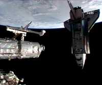 Imagen proporcionada por la NASA del acercamiento del transbordador Endeavour a la Estación Espacial Internacional