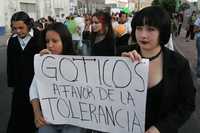 Integrantes de tribus urbanas, como góticos, metaleros y skaceros, marcharon ayer en la capital de Querétaro para reprobar la agresión que jóvenes emos sufireron el 7 de marzo pasado
