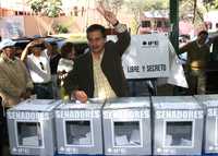 Jesús Ortega al emitir su voto, este domingo en la ciudad de México