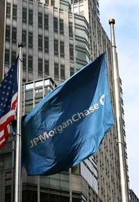 La bandera de JP Morgan ondea frente a la sede de Bear Stearn en Nueva York. Bear Stearn llegó llegó al límite de la insolvencia la semana pasada, tras un repentino colapso de la confianza de sus clientes con fondos colaterales, que se apresuraron a retirar fondos
