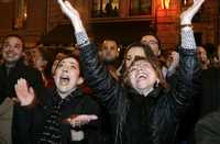 Simpatizantes del Partido Socialista celebran la victoria electoral en Toulouse, considerada "feudo" de la derecha que se mantuvo en el poder 40 años. En los comicios de ayer, la izquierda alcanzó importantes triunfos al adjudicarse también Estrasburgo