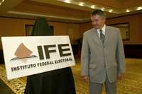El titular del IFE, Leonardo Valdés, dijo que el instituto no pide favores a los concesionarios