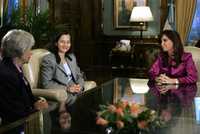 La presidenta argentina, Cristina Fernández (a la derecha), recibió ayer en Buenos Aires a la política colombiana Clara Rojas, recientemente liberada por las FARC, quien acudió al encuentro acompañada de su madre, Clara González