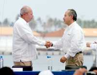 Saludo en Dos Bocas, entre el presidente Felipe Calderón y el líder del sindicato petrolero, Carlos Romero Deschamps