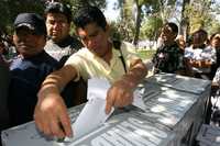 Militantes del PRD votaron el domingo pasado en la casilla ubicada en la alameda de Tacubaya, en Revolución y José María Vigil