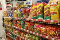 De acuerdo con datos de una investigación, en México 87 por ciento de niños y jóvenes sufren hipertensión, el 70 por ciento altos niveles de triglicéridos y 57 por ciento elevados índices de colesterol, derivado de la obesidad. En la imagen, surtido de productos chatarra en una tienda de la ciudad de México