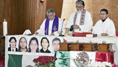 Misa en honor de los mexicanos muertos por militares colombianos