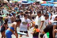 Paseantes provenientes del Distrito Federal y de su zona conurbada abarrotan las playas de Acapulco. La Secretaría de Turismo municipal reporta que la ocupación hotelera es de 90 por ciento y se espera que el fin de semana llegue a ciento por ciento
