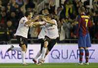 Rubén Baraja y Joaquín Sánchez, jugadores del Valencia, festejan un gol anotado en el choque contra Barcelona y del cual salieron con la victoria 3-2.