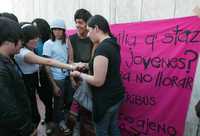 Activistas en favor de los derechos de los emos repartieron pulseras en la Glorieta de Insurgentes para tratar de impulsar una cultura de la tolerancia