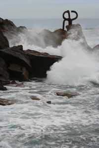 El mar es como una estampida de caballos: las olas, muchas y constantes, cabalgan, siempre cabalgan. En la imagen, la escultura El peine de los vientos, de Eduardo Chillida, en San Sebastián, España