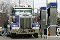 Un camionero carga diesel en Ohio. Operadores continuaron atentos a señales de una merma de la demanda energética en Estados Unidos a causa de la desaceleración de la economía, luego de que datos del gobierno mostraron la semana pasada que el consumo total de petróleo se ubicaba 3.2 por ciento por debajo del nivel registrado el año pasado