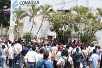 Colonos de Acapulco encabezados por el alcalde Félix Salgado Macedonio realizaron un plantón frente a las oficinas de la Conagua, donde denunciaron que no se les tomó en cuenta para la liberación de 700 millones de pesos destinados al tratamiento de aguas negras en la entidad