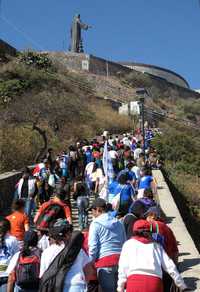 Peregrinación de jóvenes al Cristo Rey del cerro del Cubilete, en Silao, Guanajuato