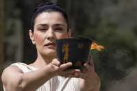 La actriz griega Maria Nafpliotou interpretó a la suma sacerdotisa, encargada de encender la flama olímpica en la antigua Olimpia